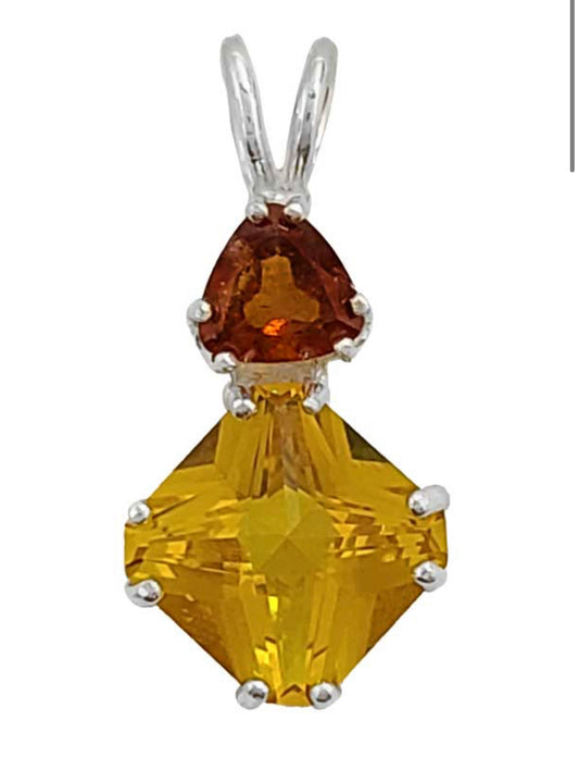 SIBERIAN GOLD QUARTZ MINI MAGICIAN STONE™ WITH TRILLION CUT HESSONITE GARNET